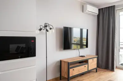 Telewizja i/lub zestaw kina domowego w obiekcie Wiktoryn Comfortable Two-Room Apartment by BookingHost