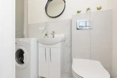 Łazienka w obiekcie Budget-Friendly Studio Metro Wilanowska Warsaw Mokotów by Noclegi Renters