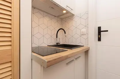 Kuchnia lub aneks kuchenny w obiekcie Budget-Friendly Studio Metro Wilanowska Warsaw Mokotów by Noclegi Renters
