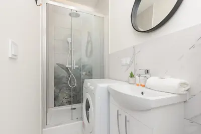 Łazienka w obiekcie Budget-Friendly Studio Metro Wilanowska Warsaw Mokotów by Noclegi Renters
