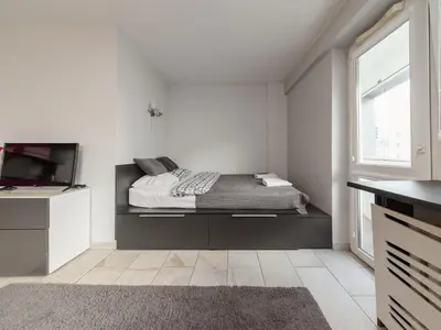 Łóżko lub łóżka w pokoju w obiekcie Studio metro Świetokrzyska