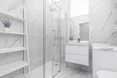 Łazienka w obiekcie Stylish Apartment Przedpole with Balcony & Parking by Noclegi Renters