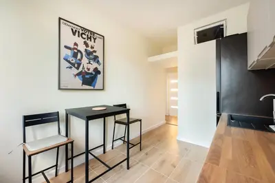 Telewizja i/lub zestaw kina domowego w obiekcie Ochota Sunny Apartment by BookingHost