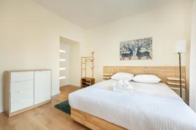Łóżko lub łóżka w pokoju w obiekcie Ochota Sunny Apartment by BookingHost