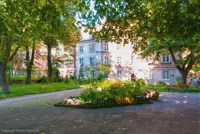 Ogród w obiekcie Gorgeous Historic Tenement Apt. - New Town Square!