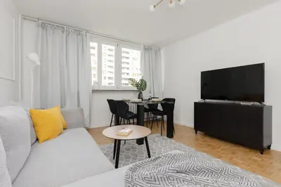 Telewizja i/lub zestaw kina domowego w obiekcie Warsaw City Center Skylines Apartment by Noclegi Renters