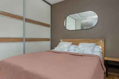 Łóżko lub łóżka w pokoju w obiekcie Cosy Apartment with Parking in the city centre Warszawa by Noclegi Renters