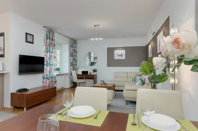 Telewizja i/lub zestaw kina domowego w obiekcie Cosy Apartment with Parking in the city centre Warszawa by Noclegi Renters