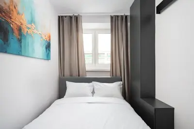 Łóżko lub łóżka w pokoju w obiekcie Służew 405A Apartment by BookingHost