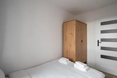 Łóżko lub łóżka w pokoju w obiekcie Służew 405B Apartment by BookingHost