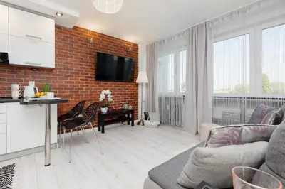 Telewizja i/lub zestaw kina domowego w obiekcie Bright & Cozy Studio near Metro Marymont by Noclegi Renters