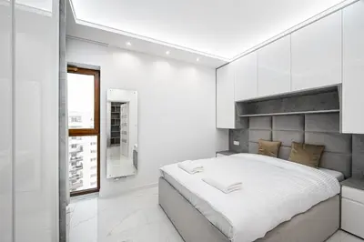 Łóżko lub łóżka w pokoju w obiekcie Bielany Luxury Apartment by BookingHost
