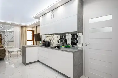 Kuchnia lub aneks kuchenny w obiekcie Bielany Luxury Apartment by BookingHost