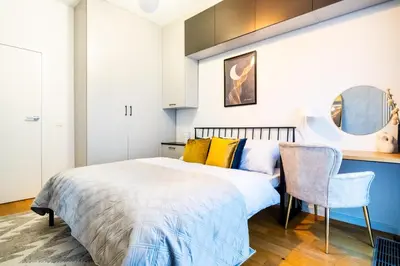Łóżko lub łóżka w pokoju w obiekcie ApartamentySnu, Wola Premium III z parkingiem