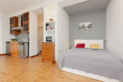 Kuchnia lub aneks kuchenny w obiekcie Warsaw Old Town Spacious Studio Piwna by Noclegi Renters