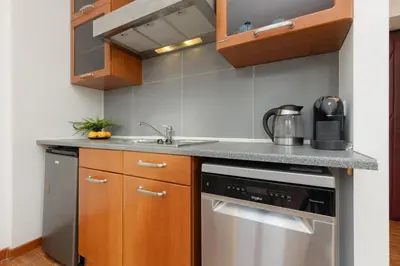 Kuchnia lub aneks kuchenny w obiekcie Warsaw Old Town Spacious Studio Piwna by Noclegi Renters