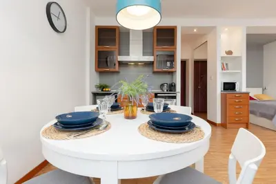 Kuchnia lub aneks kuchenny w obiekcie Warsaw Old Town Spacious Studio Piwna by Noclegi Renters