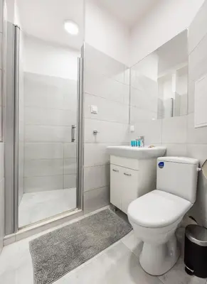 Łazienka w obiekcie Old Town 5-Bedroom Apartment by BookingHost
