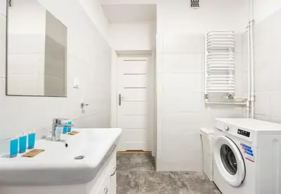 Łazienka w obiekcie Old Town 5-Bedroom Apartment by BookingHost