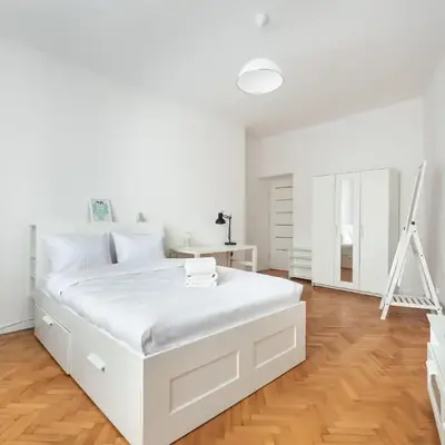 Old Town 5-Bedroom Apartment by BookingHost