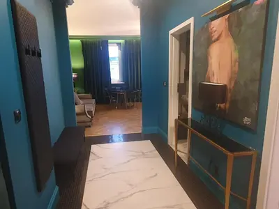 Telewizja i/lub zestaw kina domowego w obiekcie City Center Apartment near public swimming pool
