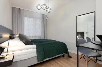 Łóżko lub łóżka w pokoju w obiekcie Spacious Apartment in Warsaw with Balcony and Parking by Noclegi Renters