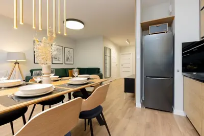 Kuchnia lub aneks kuchenny w obiekcie Spacious Apartment in Warsaw with Balcony and Parking by Noclegi Renters