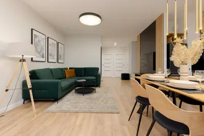 Część wypoczynkowa w obiekcie Spacious Apartment in Warsaw with Balcony and Parking by Noclegi Renters