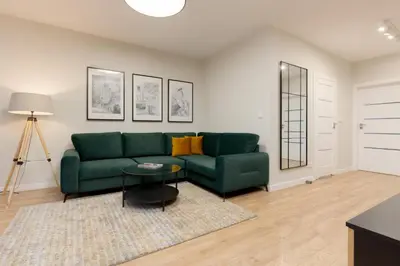 Część wypoczynkowa w obiekcie Spacious Apartment in Warsaw with Balcony and Parking by Noclegi Renters