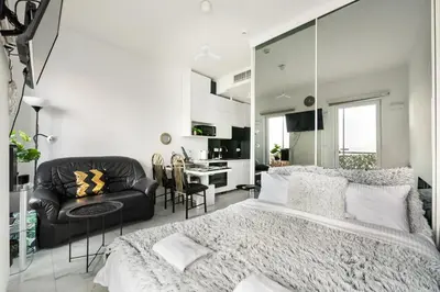 Telewizja i/lub zestaw kina domowego w obiekcie Wola Chic Luxury Studio by BookingHost