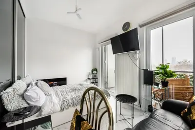 Telewizja i/lub zestaw kina domowego w obiekcie Wola Chic Luxury Studio by BookingHost