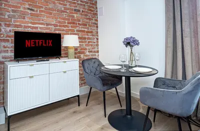 Telewizja i/lub zestaw kina domowego w obiekcie Mianowskiego 24 Red - Wifi Smart TV W pełni wyposażona kuchnia