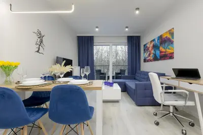 Telewizja i/lub zestaw kina domowego w obiekcie Dark Blue and Grey Apartment with Pastel Bedroom in Warsaw by Noclegi Renters