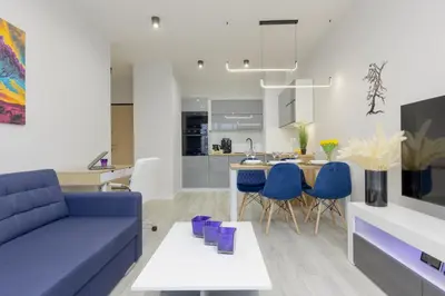 Telewizja i/lub zestaw kina domowego w obiekcie Dark Blue and Grey Apartment with Pastel Bedroom in Warsaw by Noclegi Renters