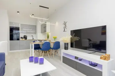 Telewizja i/lub zestaw kina domowego w obiekcie Dark Blue and Grey Apartment with Pastel Bedroom in Warsaw by Noclegi Renters