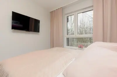 Telewizja i/lub zestaw kina domowego w obiekcie Dark Blue and Grey Apartment with Pastel Bedroom in Warsaw by Noclegi Renters