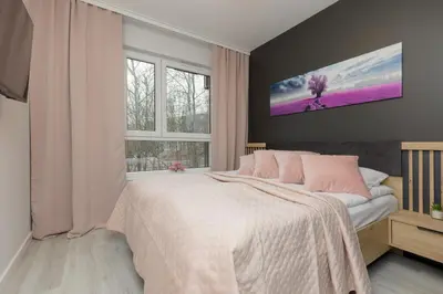 Łóżko lub łóżka w pokoju w obiekcie Dark Blue and Grey Apartment with Pastel Bedroom in Warsaw by Noclegi Renters