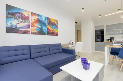 Kuchnia lub aneks kuchenny w obiekcie Dark Blue and Grey Apartment with Pastel Bedroom in Warsaw by Noclegi Renters