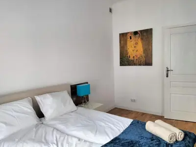 Łóżko lub łóżka w pokoju w obiekcie B10 Apartament Premium Wiejska2-Sejm