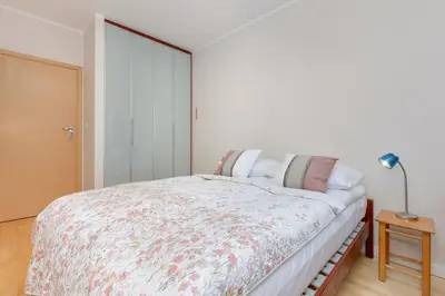 Łóżko lub łóżka w pokoju w obiekcie Spacious Apartment Near the Vistula River by Noclegi Renters