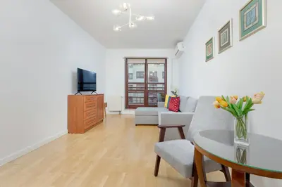 Telewizja i/lub zestaw kina domowego w obiekcie Spacious Apartment Near the Vistula River by Noclegi Renters