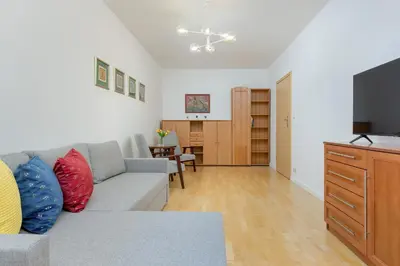 Telewizja i/lub zestaw kina domowego w obiekcie Spacious Apartment Near the Vistula River by Noclegi Renters