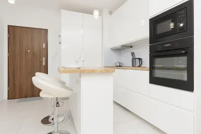 Kuchnia lub aneks kuchenny w obiekcie Apartment with AC Warsaw Mokotów Business Centre by Noclegi Renters