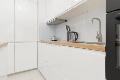 Kuchnia lub aneks kuchenny w obiekcie Apartment with AC Warsaw Mokotów Business Centre by Noclegi Renters
