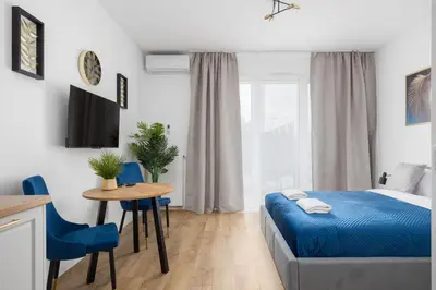 Łóżko lub łóżka w pokoju w obiekcie Business Park Blue Studio by BookingHost