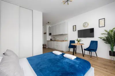 Łóżko lub łóżka w pokoju w obiekcie Business Park Blue Studio by BookingHost