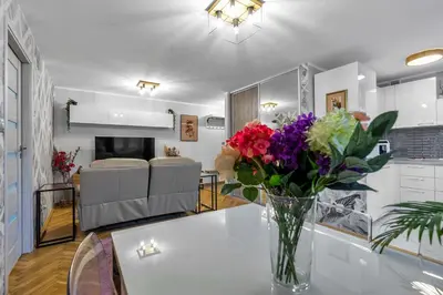 Telewizja i/lub zestaw kina domowego w obiekcie Central 2-Bedroom Apartment - Balcony, City View, Top Location - by Rentujemy