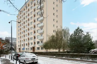 Obiekt Wierzbno Standard Apartment by BookingHost zimą