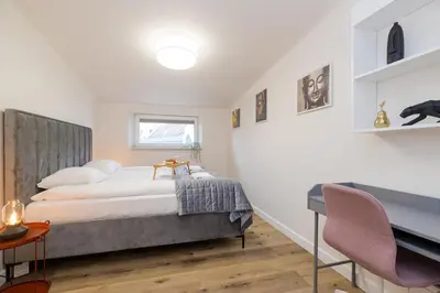 Łóżko lub łóżka w pokoju w obiekcie ShortStayPoland Żelazna (B146)