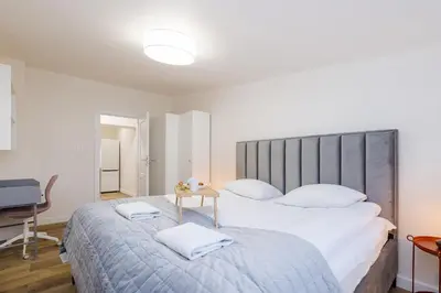 Łóżko lub łóżka w pokoju w obiekcie ShortStayPoland Żelazna (B146)